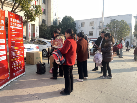 1735635931648659.png 中荊置業(yè)前往團(tuán)林鎮(zhèn)開(kāi)展“安居工程”政策宣講及中荊學(xué)府項(xiàng)目宣傳活動(dòng)252.png